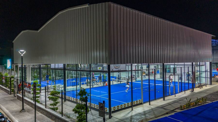 techos cancha de padel - nave metalica cerrada estructura acero lamina canchas profesionales operacion nocturna club padelcenter