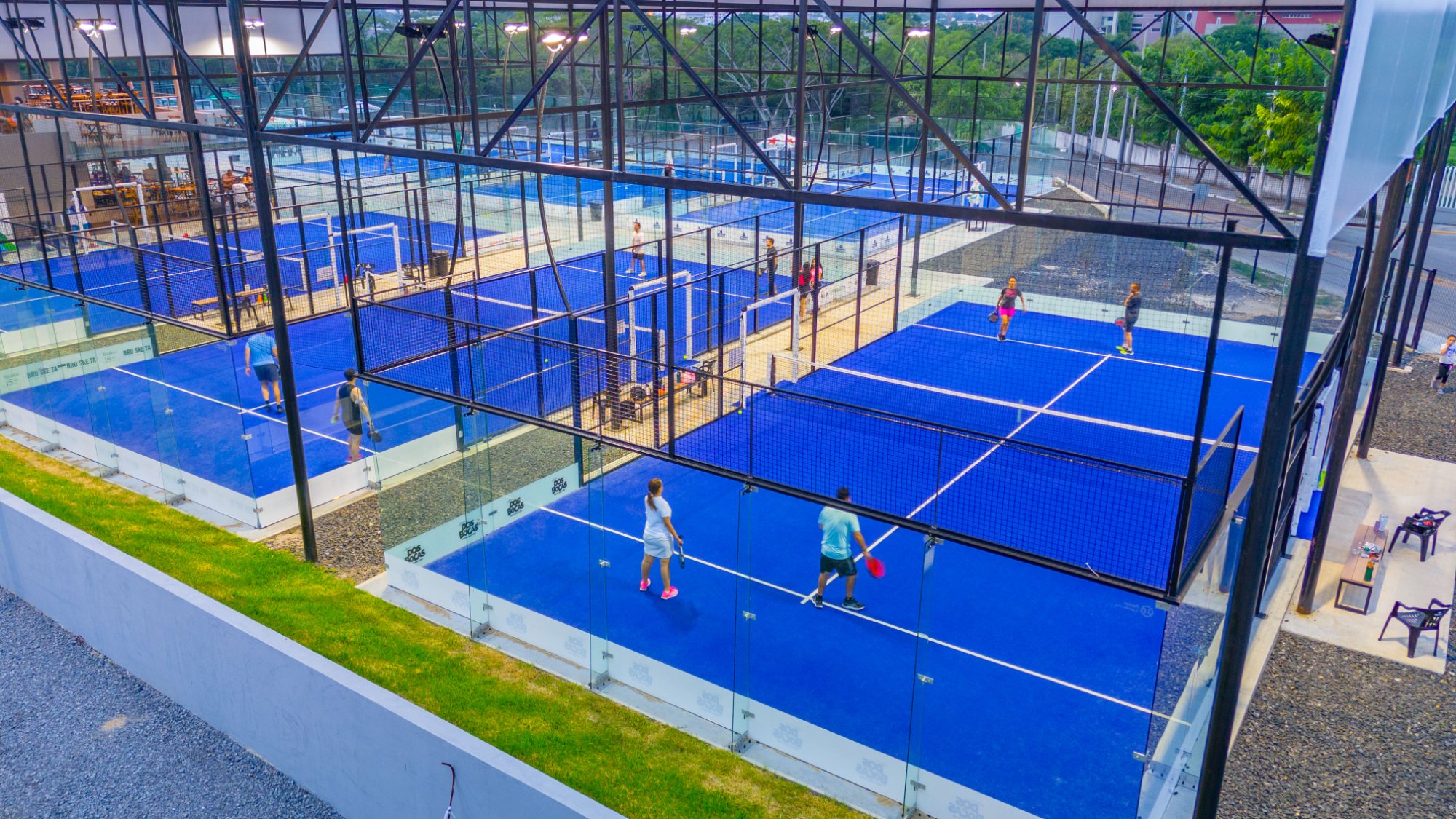 Complejo de canchas de pádel multicolor en CDMX vista aérea nocturna